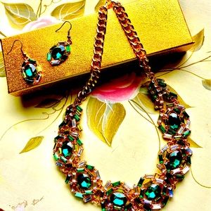 STUNNING, gorgeous, rhinestone, gold &  emerald necklace. Vintage auction house
